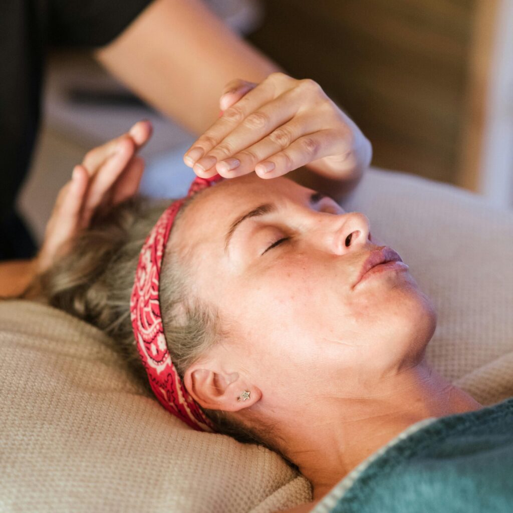 une femme qui profite dans un endroit relaxant un soin énergétique pour un bien-etre ultime accompagnements