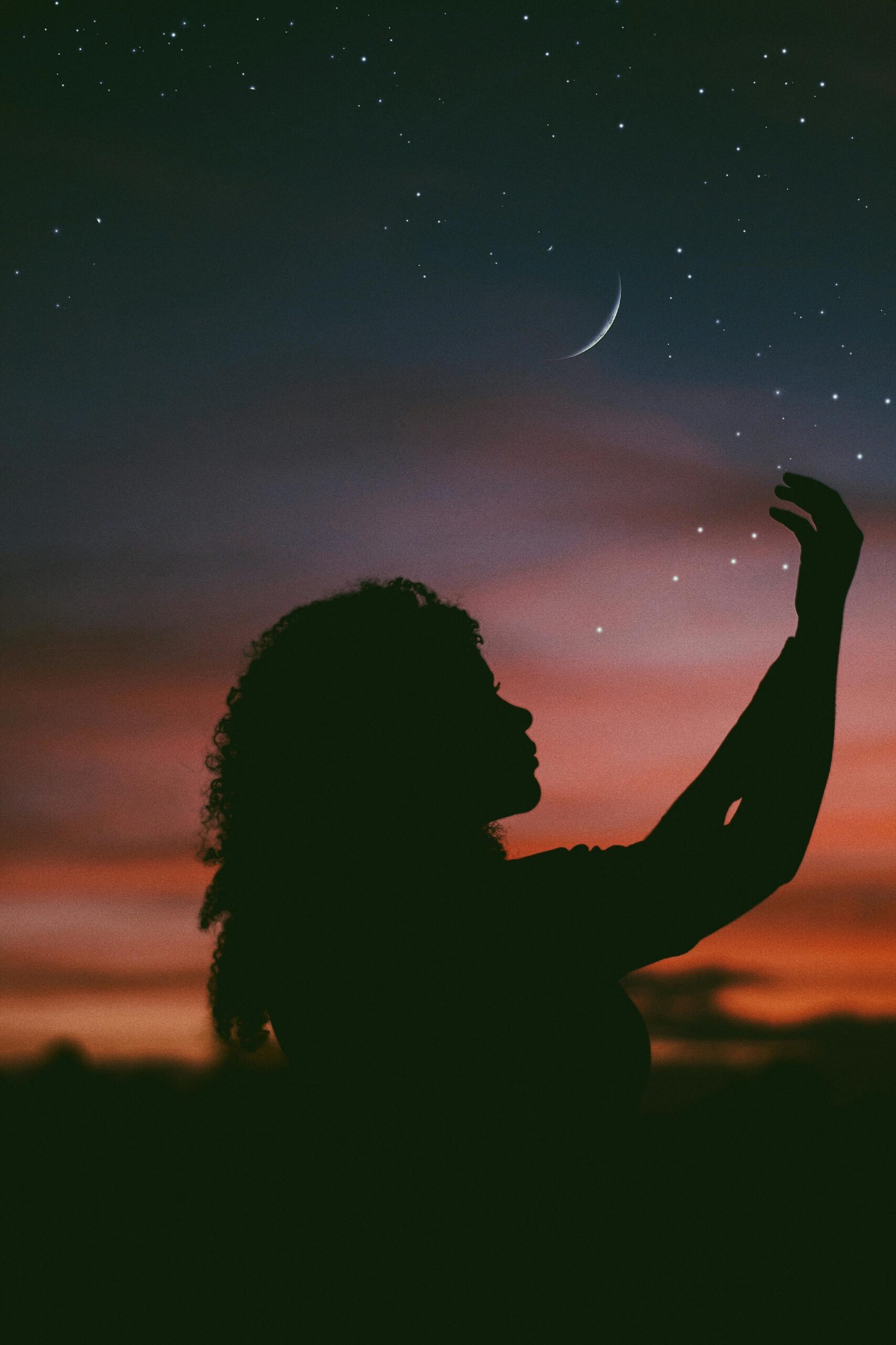 Silhouette de femme qui tends les bras au ciel soins énergétiques