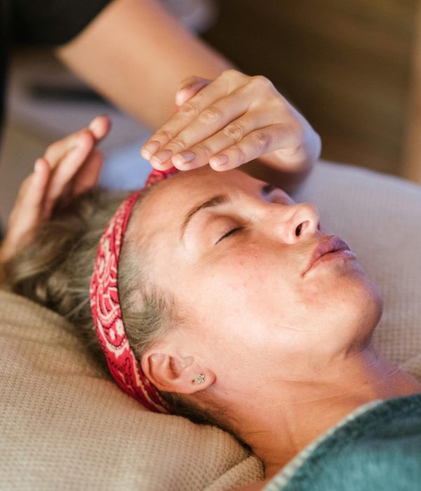 une femme qui profite dans un endroit relaxant un soin énergétique pour un bien-etre ultime accompagnements
